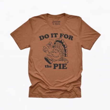 Ein braunes T-Shirt mit einem Truthahn in Laufschuhen und der Aufschrift "Mach es für den Kuchen" in Retro-Schrift