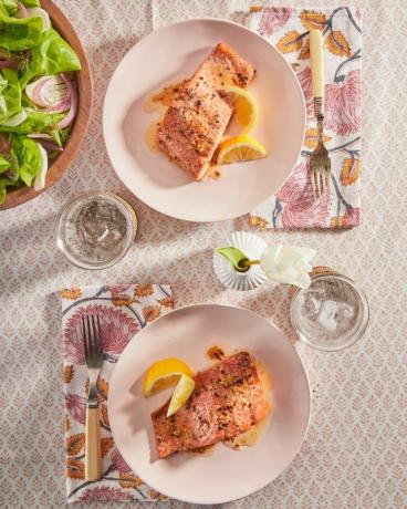 Gegrillter Lachs mit Zitronenbutter und Bibb-Salat