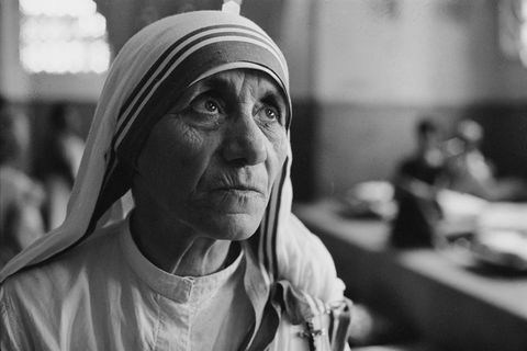 Nahaufnahme von Mutter Teresa in ihrer Nonnentracht, die himmelwärts blickt