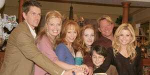 Culver City, ca. 12. Dezember L R Steve Howey, Melissa Peterman, Reba Mcentire, Joanna Garcia, Mitch Holeman, Christopher Rich und Scarlett Pomers Von der Besetzung von Reba nehmen Sie an einer Feier zur 100. Folge der Serie am 12. Dezember 2005 in Culver City, Kalifornien teil, Foto von Marsaili McGrathgetty Bilder