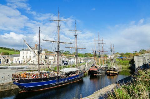 Großsegler im historischen Hafen von Charlestown, Cornwall,