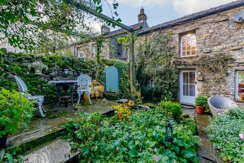 Ein wunderschönes, kürzlich renoviertes Steinhaus aus dem 17. Jahrhundert im Herzen der Yorkshire Dales ist für £ 775.000 auf dem Markt