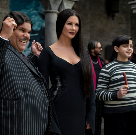 Catherine Zeta Jones als Morticia Addams und Luis Guzmán als Gomez Addams sowie Isaac Ordonez als Pugsley Addams