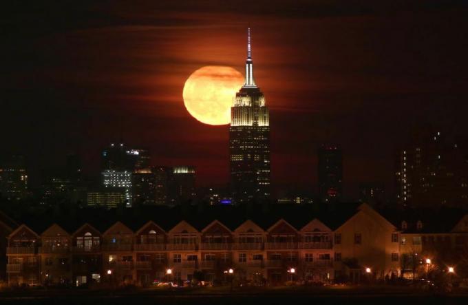 Der Vollmond geht hinter dem Empire State Building in New York City auf