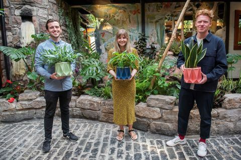 Martin Keane, Eilidh Cunningham und Andrew Flynn halten die Öko-Töpfe