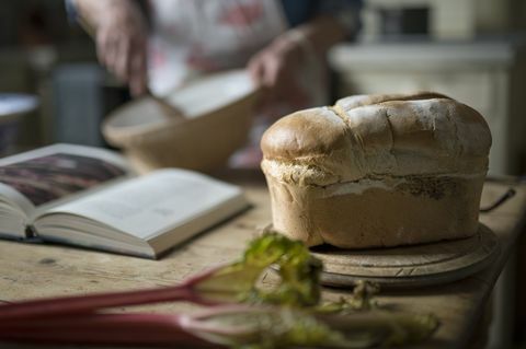 <p> Aber vielleicht der beste (und leckerste) Weg, um Ihrer Stadt einen Hauch von Land zu verleihen? Backen Sie einen Laib Brot und lassen Sie den köstlichen Geruch jeden Raum einnehmen - etwas, das ich selbst sehr bald versuchen werde. Bis dahin werde ich den zeitigen Frühling und den Duft frischer Narzissen auf jeder Oberfläche genießen. Vielleicht ist das Leben in der Stadt doch <i data-redactor-tag = "i"> idyllisch. </ p> <p> <em data-redactor-tag = "em" data-verified = "redactor"> Folgen Sie Sarah... <a href = " https://www.instagram.com/thegoodlife.london/" target = "_blank" data-tracking-id = "recirc-text-link"> @ thegoodlife.london </a> / <em data-redactor-tag = "em" data-verify = "redactor"> <a href = " https://thegoodlifelondon.org/">thegoodlifelondon.org</a> </ em> </ em> </ p>