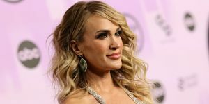 Carrie Underwood mit rosa Hintergrund