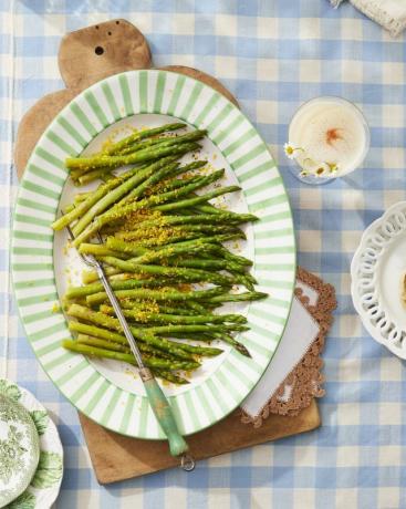 gesalzenes Eigelb auf gedämpftem Spargel