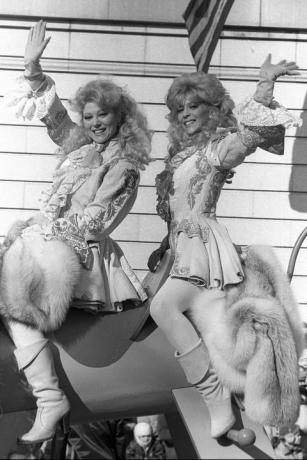 Audrey und Judy Landers bei der 58. jährlichen Thanksgiving Day Parade