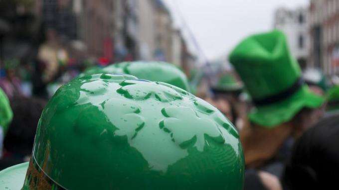 eine menge grüner hüte auf der straße während der st patrick's day parade in dublin