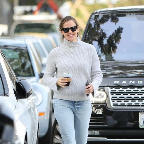 jennifer garner hält wiederverwendbare kaffeetasse in los angeles, 26. märz 2019