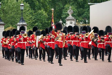 Die Wachablösung kehrt zum Buckingham Palace zurück