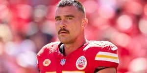 Kansas City, Mo 24. September Travis Kelce 87 der Kansas City Chiefs schaut vor dem Anpfiff gegen Chicago zu Bären im Geha-Feld im Arrowhead-Stadion am 24. September 2023 in Kansas City, Missouri, Foto von Cooper Neillgetty Bilder