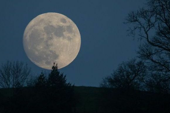 Der Wolfsmond geht vor den Unwetterwarnungen des Büros über Glastonbury auf