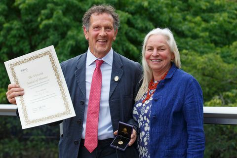 tv-gärtner monty don und frau sarah posieren mit seiner rhs victoria-ehrenmedaille, für die er erhielt außergewöhnliche dienste für den gartenbau während des pressetages rhs chelsea flower show 2022, montag, 23. mai 2022 rhs Lukas Macgregor