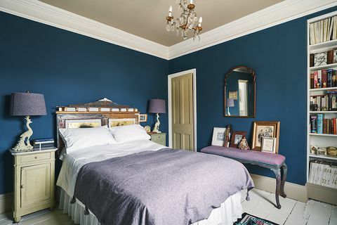 stimmungsvolles blau-violettes Schlafzimmer in Annie Sloans Oxford-Haus