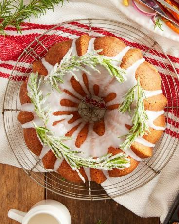 Rosmarin-Bundt-Kuchen mit kandiertem Rosmarin