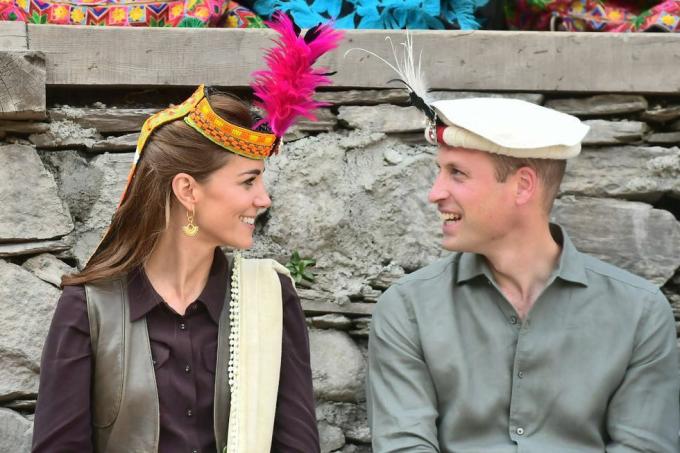 chitral, pakistan 16. oktober prinz william, herzog von cambridge und catherine, herzogin von cambridge besuchen eine siedlung des kalash-volkes erfahren sie mehr über ihre kultur und ihr einzigartiges erbe, am 16. oktober 2019 in chitral, pakistan ihre königlichen Hoheiten der herzog und die herzogin von cambridge sind zwischen dem 14. und 18. oktober auf anfrage des außen- und commonwealth-amts zu besuch in pakistan, foto von samir husseinwireimage