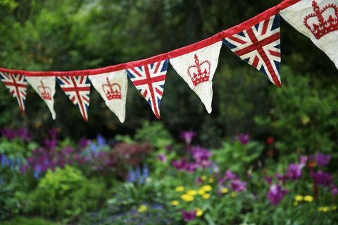 Die britische Flaggenflagge Union Jack hängt über dem englischen Garten