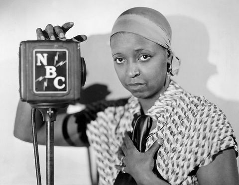 Originalunterschrift Ethel Waters als Radiounterhalterin in den 1920er Jahren steht sie neben einem undatierten NBC-Mikrofon