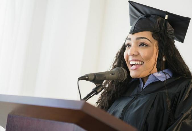 Hispanischer Student, der beim Abschluss eine Rede hält