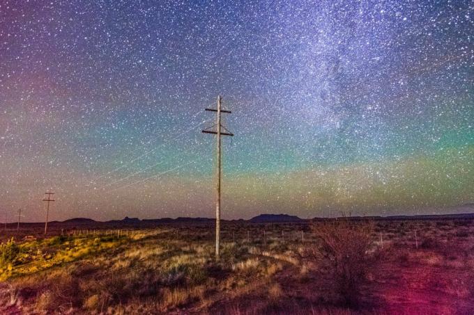 Langzeitbelichtungsfoto, aufgenommen vom Marfa, Texas Observatory am Rande des Highway 90