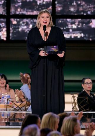 los angeles, kalifornien 12. september 74. jährliche primetime emmy awards abgebildet kelly clarkson spricht auf der bühne während der 74. jährliche Primetime-Emmy-Verleihung im Microsoft Theatre am 12. September 2022, Foto von Chris Hastonnbc via Getty Bilder