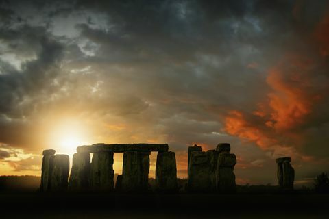 Sun, der über Stonehenge, Wiltshire, Vereinigtes Königreich steigt