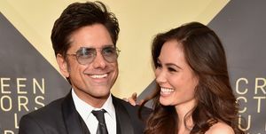 Die Liebesgeschichte von John Stamos und seiner Frau Caitlin McHugh wird sogar die Zyniker in Ohnmacht fallen lassen