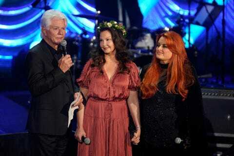 nashville, tennessee mai 15 l r larry strickland, ashley judd und wynonna judd sprechen auf der bühne für naomi judd a river of time feier am 15. mai 2022 in nashville, tennessee, foto von mickey bernalgetty Bilder