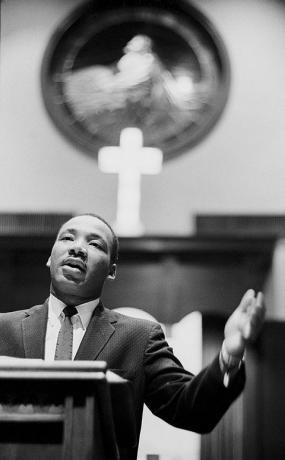 atlanta, ga 1960 dr martin luther king jr predigt von seiner kanzel um 1960 in der ebenezer-baptistenkirche in atlanta, georgia foto von dozier mobleygetty images