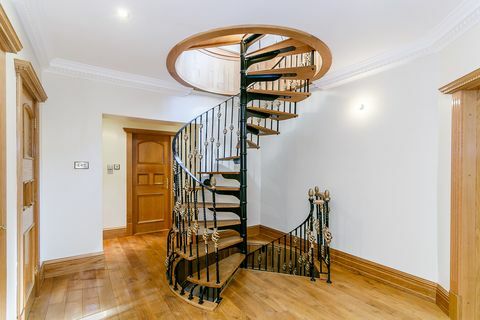 Baumkronen - Herrenhaus - Treppe - Bradford - Jäger