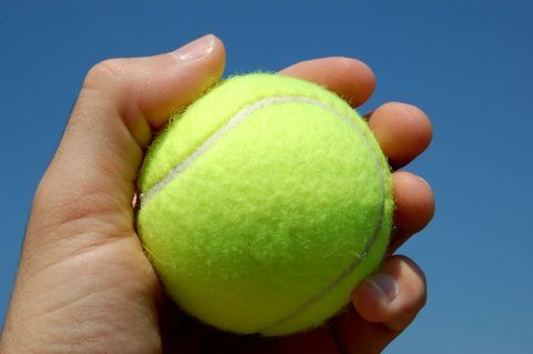 Tennisball in der Hand hautnah