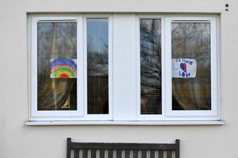 Regenbogen im Fenster Coronavirus