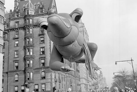 Alligator bleibt in Macys Thanksgiving-Parade mit durchbohrtem Arm in der Luft