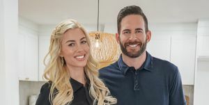 Nach Abschluss der letzten Komplettlösung sind Gastgeber Tarek El Moussa (rechts) und Heather Rae Young (links) bereit, dieses Carson, Kalifornien, zum Verkauf anzubieten