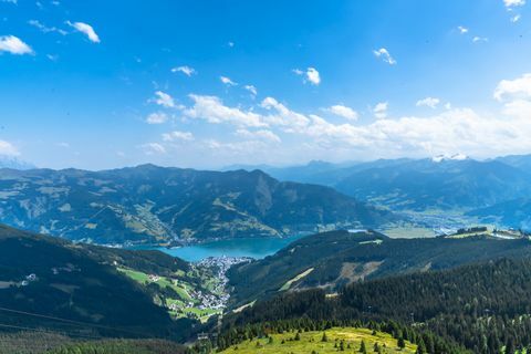 Szenische Ansicht der Berge gegen blauen Himmel