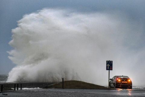 Sturm Diana peitscht die britische Küste