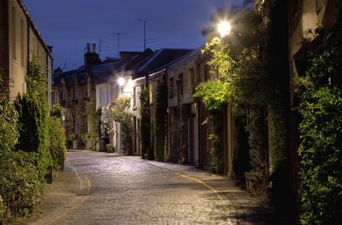 Eine romantische Ansicht einer alten Straße in Edinburgh, der Hauptstadt von Schottland