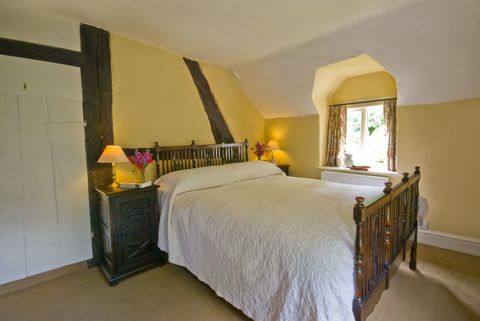 Old Mill Cottage, Schlafzimmer mit Doppelbett, © National Trust Images, Mike Henton