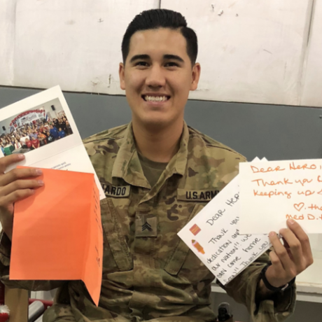 ein Soldat mit handgeschriebenen Briefen