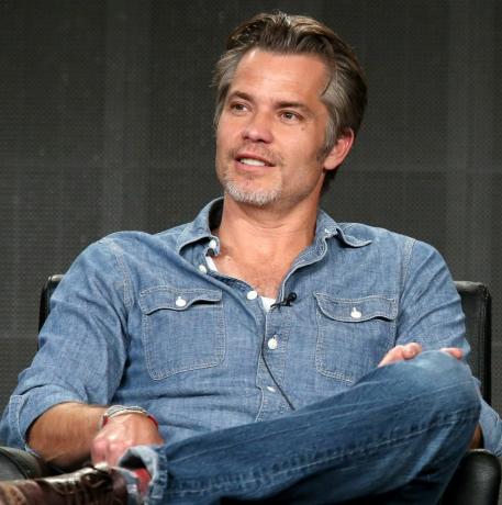 timothy olyphant spricht auf der bühne während des „gerechtfertigten“ panel, pressetour der fernsehkritikervereinigung im januar 2015 in pasadena