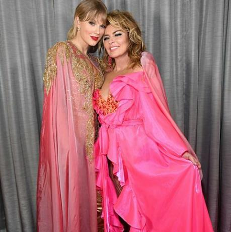 los angeles, kalifornien 24. november l r taylor swift und shania twain nehmen an den amerikanischen musikpreisen 2019 teil Microsoft Theatre am 24. November 2019 in Los Angeles, Kalifornien Foto von Kevin Mazurama2019 getty images for DCP