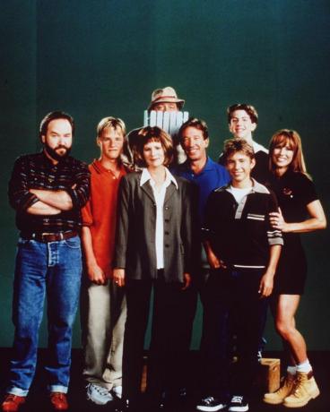 385689 01 1998 Die Besetzung von Home Improvement, hinten Earl Hindman und Taran Smith, vorne von links: Richard Karn, Zachary Ty Bryan, Patricia Richardson, Tim Allen, Jonathan Taylor Thomas und Debbe Dunning