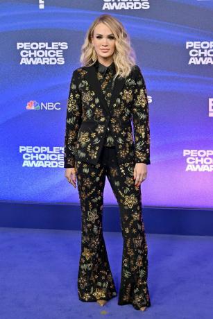 santa monica, kalifornien 06. dezember carrie underwood nimmt an den 2022 peoples choice awards im barker hangar am 06. dezember 2022 in santa monica, kalifornien teil, foto von axellebauer griffinfilmmagic