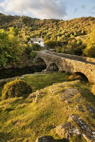 Steinbrücke im goldenen Sonnenlicht