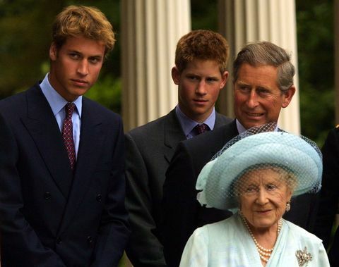 Prinz William, Prinz Harry und Prinz Charles mit der Königinmutter während der Feierlichkeiten im Jahr 2001.