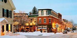 Eine Straße mit Gebäuden und Schnee in Woodstock, Vermont