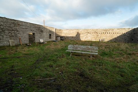 Küstenhaus mit Wasserfall jetzt in Schottland zu verkaufen