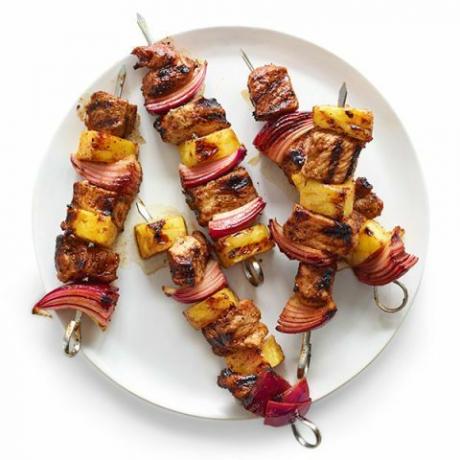 Schweinefleisch-Ananas und rote Zwiebel-Kebabs